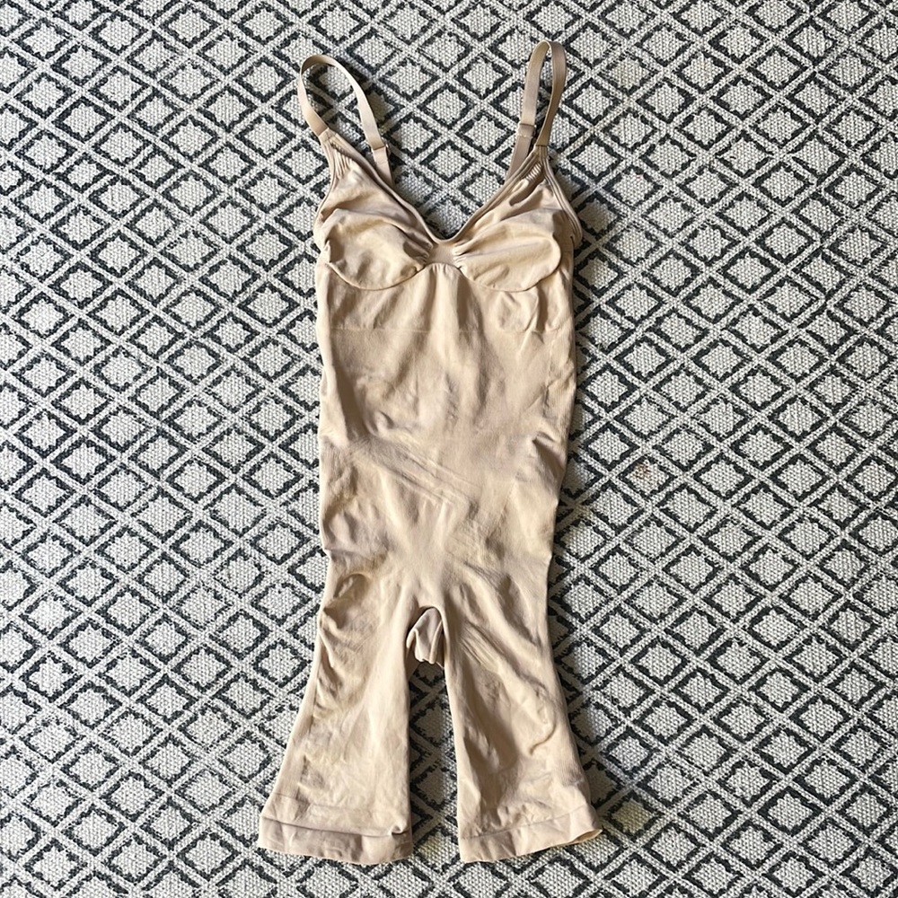SKIMS SCULPTING BODYSUIT MID THIGH W. OPEN GUSSET